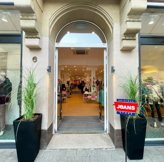 Eingang des Original Jeans Store in der Waldstraße 6 in Karlsruhe