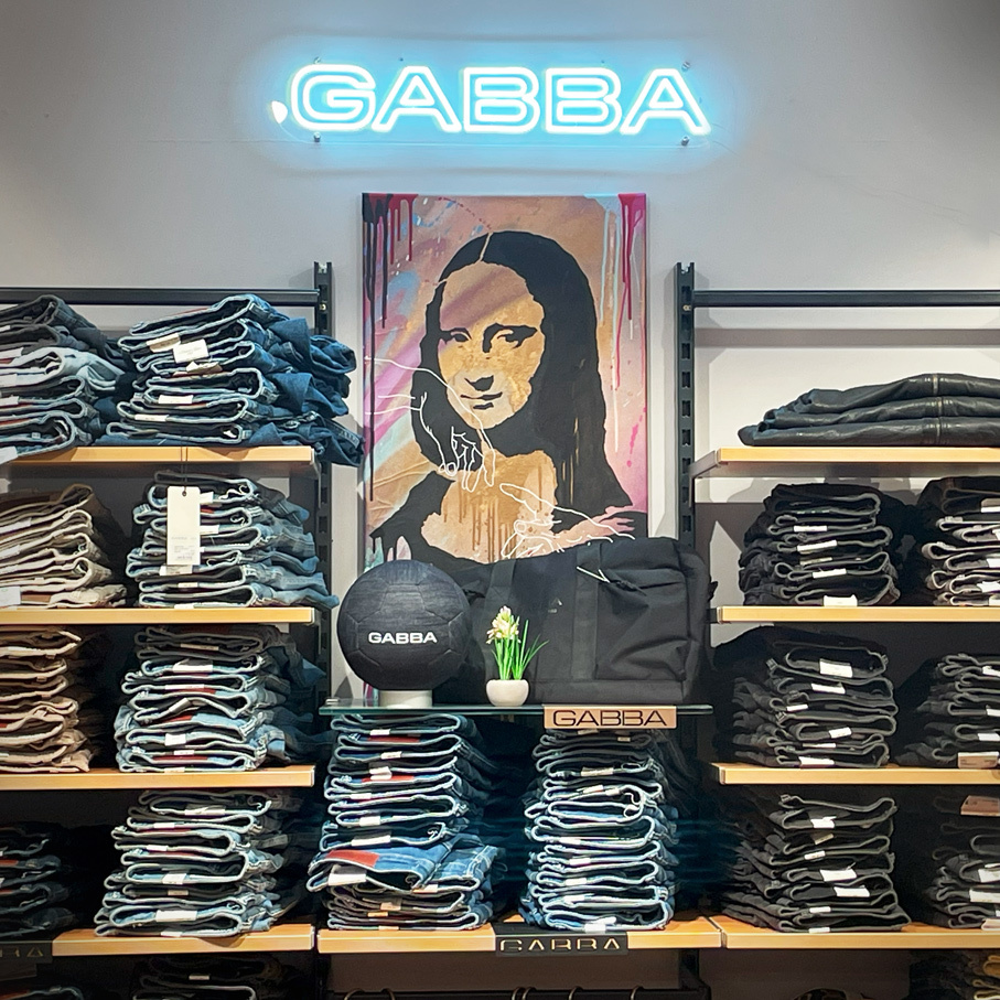 GABBA Wand mit gestapelten Jeans im Original Jeans Store